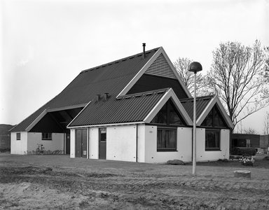 815394 Gezicht op de net opgeleverde kinderboerderij De Koppel (Koppeldijk 115) te Utrecht.